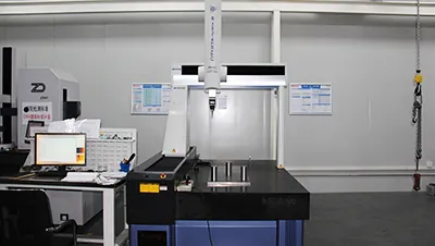 ミツトヨ製三次元測定機（日本）